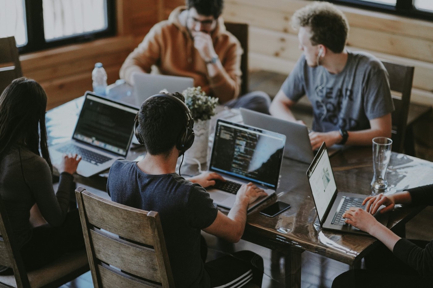 Equipo de ingeniería trabajando en conjunto